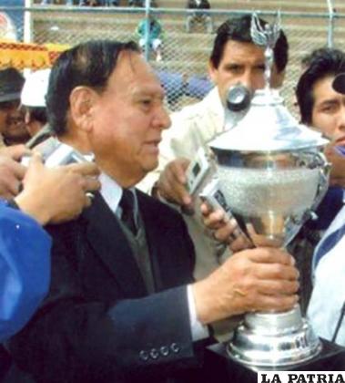 El Dr. Ernesto Araníbar Sagárnaga, en el estadio “Bermúdez” entregando un trofeo al campeón del interbarrios de fútbol
