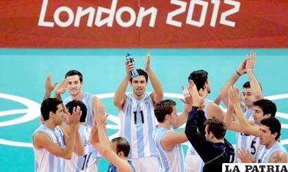 La selección de voleibol de Argentina en su primera victoria. (ALSURINFORMA.COM)