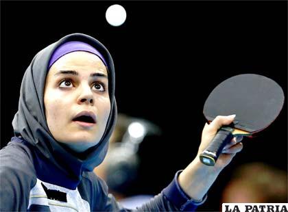 La deportista iraní Neda Shahsavari durante la serie eliminatoria de tenis de mesa de Londres 2012