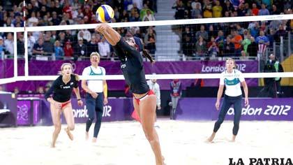 Las australianas Natalie Cook y Tasmin Hinchley fueron las víctimas al caer 21-18, 21-19 en el debut en Londres en el voleibol de playa ante Misty May y Kerri Walsh de los EE.UU.