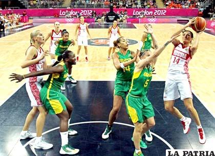 Los quintetos femeninos de Brasil y Rusia se prodigaron intensamente, aunque en la práctica el elenco de Rusia supo capitalizar y ganar el pleito. (OVACIONDIGITAL.COM)