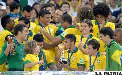 Celebran los jugadores de Brasil el título conseguido ayer en el Maracaná