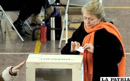 Expresidenta de Chile, Michelle Bachelet, al momento de votar