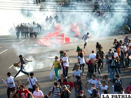 Policía Militar aleja a manifestantes del Estadio Maracaná