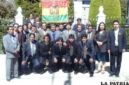 Omar Otazo junto a los periodistas deportivos de Oruro