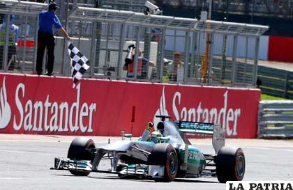 Nico Rosberg cruza la meta en el primer lugar