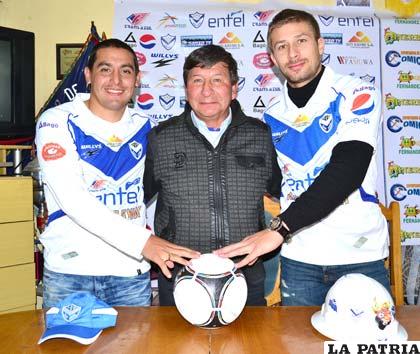 Freddy Fernández junto a las nuevas contrataciones del Club San José