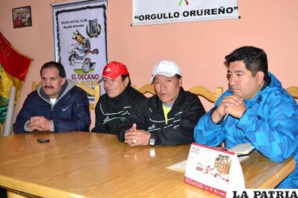 Dirigentes y el nuevo director técnico de Oruro Royal