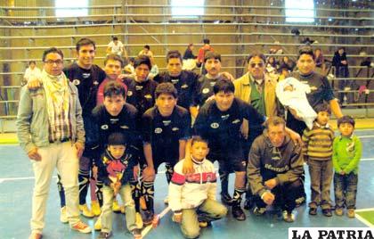 Jugadores y seguidores de Deportivo Nanos, campeón del futsal obrero