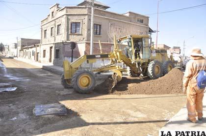 En calle Arce se observa maquinaria trabajando en la nivelación de tierras