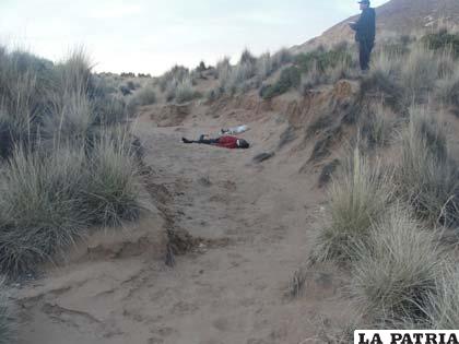 El cuerpo fue hallado en medio de arena y pajonales