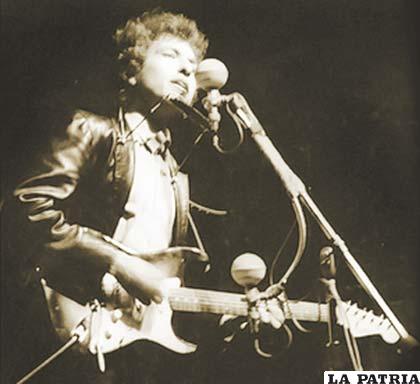 Bob Dylan y su histórica guitarra en el festival folk de Newport en 1965
