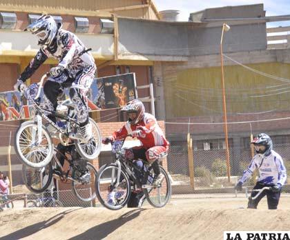 Oruro cuenta con buenos pilotos en el bicicross