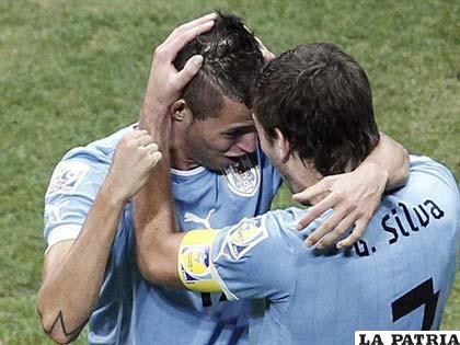 Nicolás López celebra con Silva el gol de la victoria