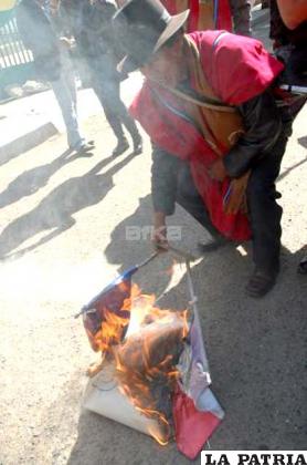 Ponchos rojos queman la bandera de Francia en su embajada en La Paz