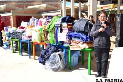Entrega de ropa para niños acogidos en albergues del Sedeges