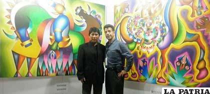 Guillermo Paz, representante de GPaz Gallery (d) junto al destacado pintor Roberto Mamani (i)