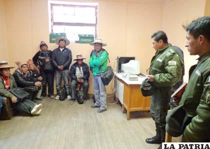 El jefe provincial de la Policía de Llallagua, coronel Víctor Holguín, dialoga con los comunarios de Uncía