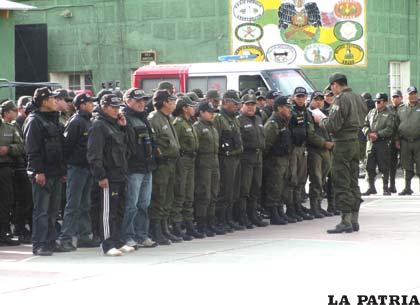 El personal policial en formación antes de ejecutar el plan