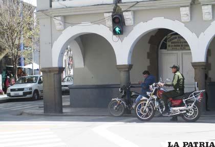 Los infractores en la esquina de la Presidente Montes y Bolívar