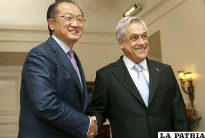 Jim Yong Kim, presidente del Banco Mundial, junto a Sebastián Piñera, presidente de Chile