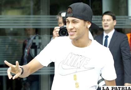 Neymar se resintió de la garganta y fue necesaria la intervención