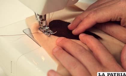 PASO 6
Usa la máquina de coser para unir las figuras de semillas a la tela beige con forma de manzana.