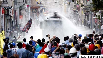 Los manifestantes quisieron alcanzar el parque Gezi, vecino de la plaza Taksim