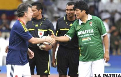 Evo Morales y Juan Manuel Santos en uno de sus tantos partidos