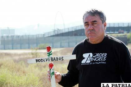 El activista y fundador de la organización “Angeles de la Frontera”, Enrique Morones, sostiene una cruz recordando a los inmigrantes muertos