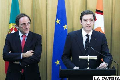 El primer ministro portugués, Pedro Passos Coelho (der.), en una reunión con el líder del partido de coalición, Paulo Portas, en Lisboa