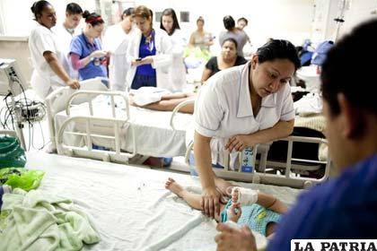 Niños con sospecha de tener dengue siendo atendidos por personal del Hospital Escuela en Tegucigalpa, Honduras