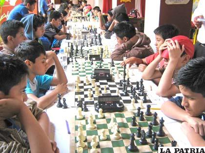El ajedrez motiva a muchos jóvenes a practicarlo