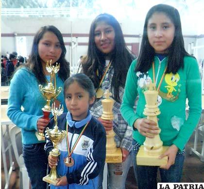 Claudia Apaza (centro), consiguió un gran logro para Oruro