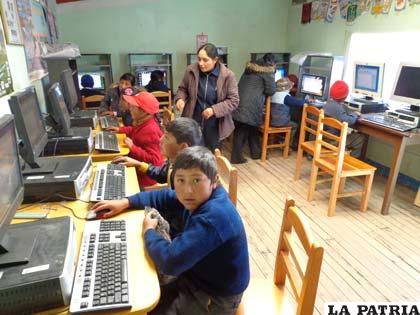 Niños en el telecentro son capacitados en el manejo de computadoras