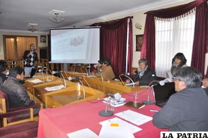 Concejales reciben capacitación sobre leyes municipales