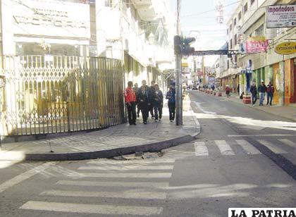ESTUDIANTES DE COLEGIO PASEANDO POR UNA CALLE CÉNTRICA DE LA CIUDAD, EN HORARIO DE SALIDA DE SU ESTABLECIMIENTO.
