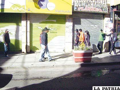 SE OBSERVA A TRES SUJETOS (ANTISOCIALES), CON DIRECCIÓN CONTRARIA A LA DE LOS ESTUDIANTES, LOS MISMOS OBSERVAN LOS BOLSILLOS DE LOS ESTUDIANTES.