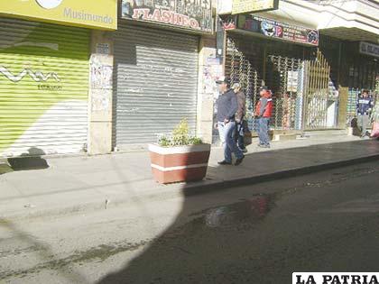 LOS TRES SUJETOS (ANTISOCIALES) AL OBSERVAR EL CELULAR QUE LLEVA A LA VISTA UNO DE LOS ESTUDIANTES, SE DAN LA VUELTA