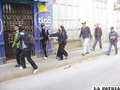 LOS TRES SUJETOS (ANTISOCIALES), ACECHAN A SU VÍCTIMA YA IDENTIFICADA PARA SUSTRAER EL CELULAR.
