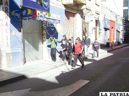 LOS TRES SUJETOS MOMENTOS ANTES DE COMETER EL DELITO.
