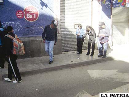 LOS TRES ANTISOCIALES SE MEZCLAN ENTRE LA AGLOMERACIÓN DE GENTE PARA COMETER EL DELITO, MUY PRÓXIMOS A LA VÍCTIMA.
