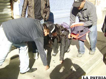 UNO DE LOS SUJETOS (ANTISOCIALES), DISTRAE Y EL OTRO CUBRE LA ACCIÓN DEL RESTO DE LA GENTE PARA COMETER EL DELITO.