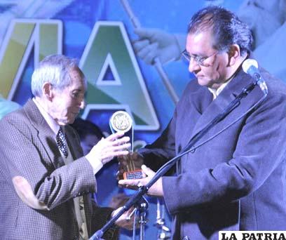 Gobernador Santos Tito entrega reconocimiento a fundador del festival, Omar Tórrez