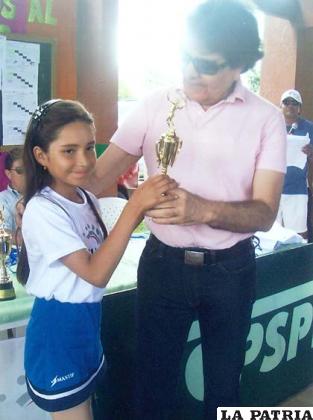 Camila Cortez recibe el premio al segundo lugar