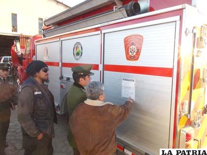 El director de Seguridad Ciudadana, capitán Orlando Gutiérrez inspecciona el carro bombero