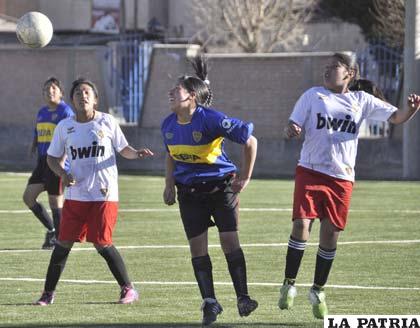 Una jugada del partido entre Ayacucho Huanuni y Dalence