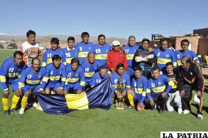 El equipo completo de Deportivo Vinto que salió campeón
