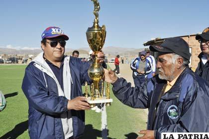 El representante de Incerpaz recibe el premio al segundo lugar