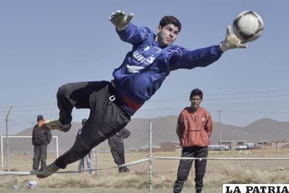 Carlos Lampe será titular hoy